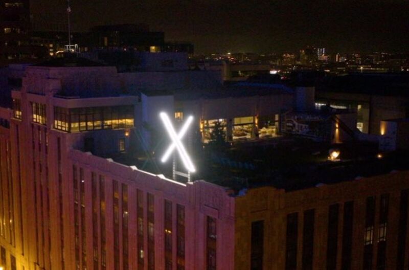 Leuchtendes X Zeichen auf dem Dach des Twitter Gebäudes